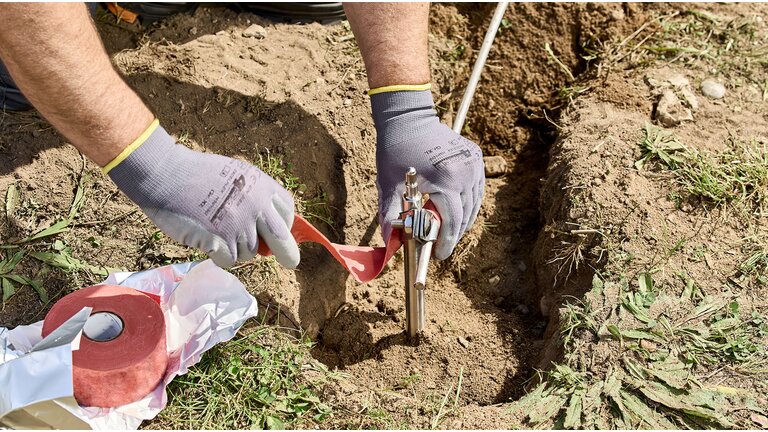 Gesetzter Tiefenerder mit Verbindungsleitung und perforierter Korrosionsschutzbinde 